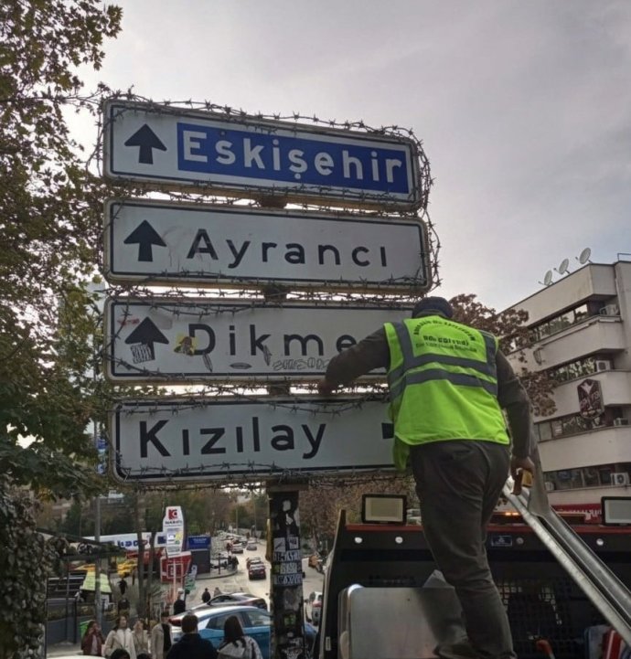 Fotoğraf Akımı Çığırından Çıktı: Kızılay Tabelası Önünde Bıçaklı Kavga