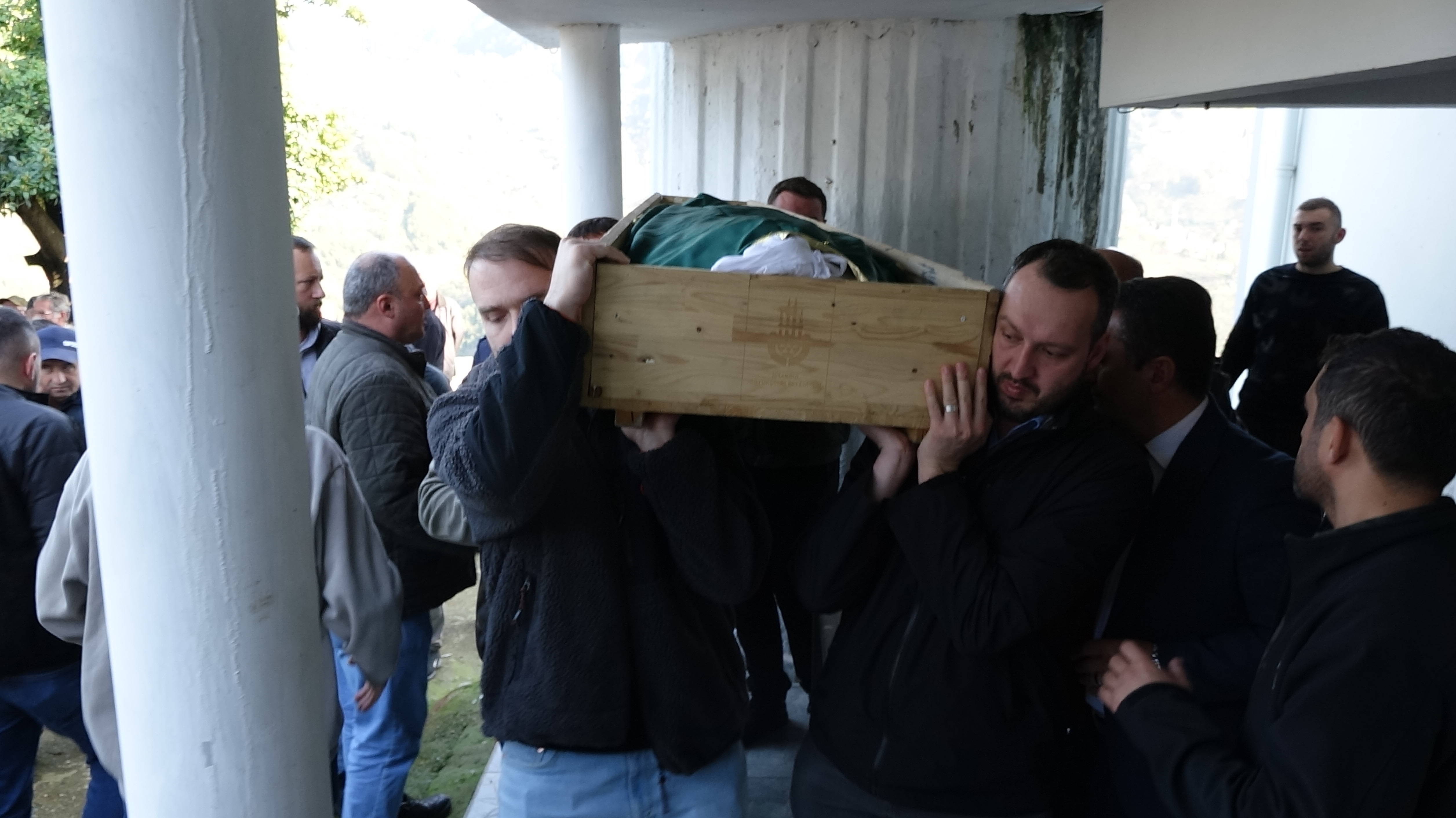 Kazadan sonra çıkan kavgada öldürülen emekli öğretmen toprağa verildi