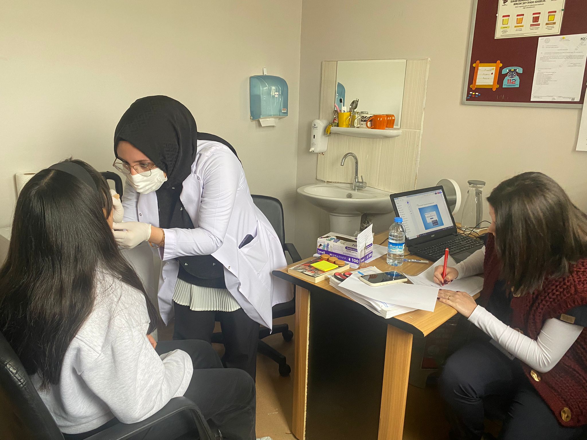 Diş hekimlerinden öğrencilere yerinde sağlık hizmeti