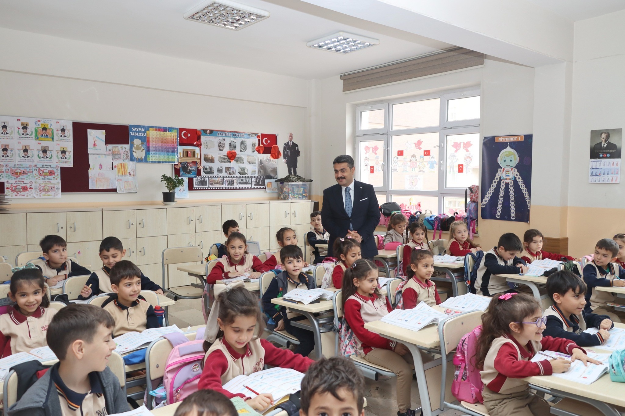 Sivas’ta Millî Eğitim Müdürü İlk Ders Gününde Öğrencileri Yalnız Bırakmadı