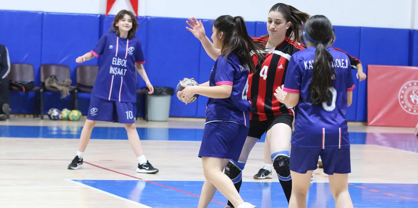 Sivas’ta şampiyonluk mücadelesi parkede