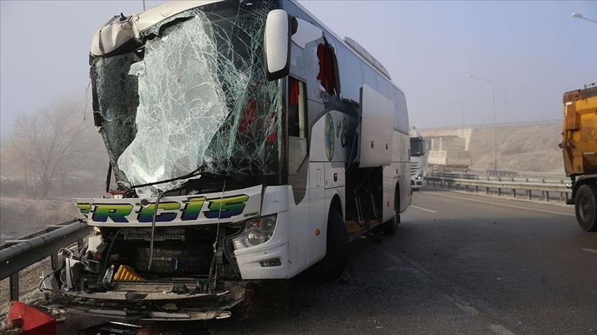 Yolcu otobüsüyle TIR çarpıştı: 11 yaralı