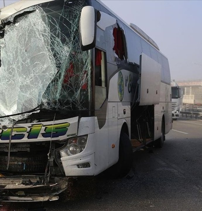 Yolcu otobüsüyle TIR çarpıştı: 11 yaralı