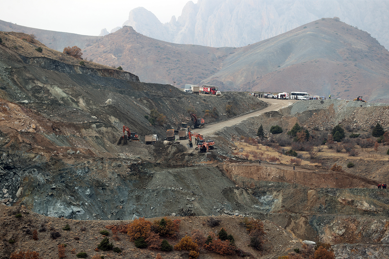 Sivas'ta göçük altında kalan maden işçisini arama çalışmaları yeniden başladı