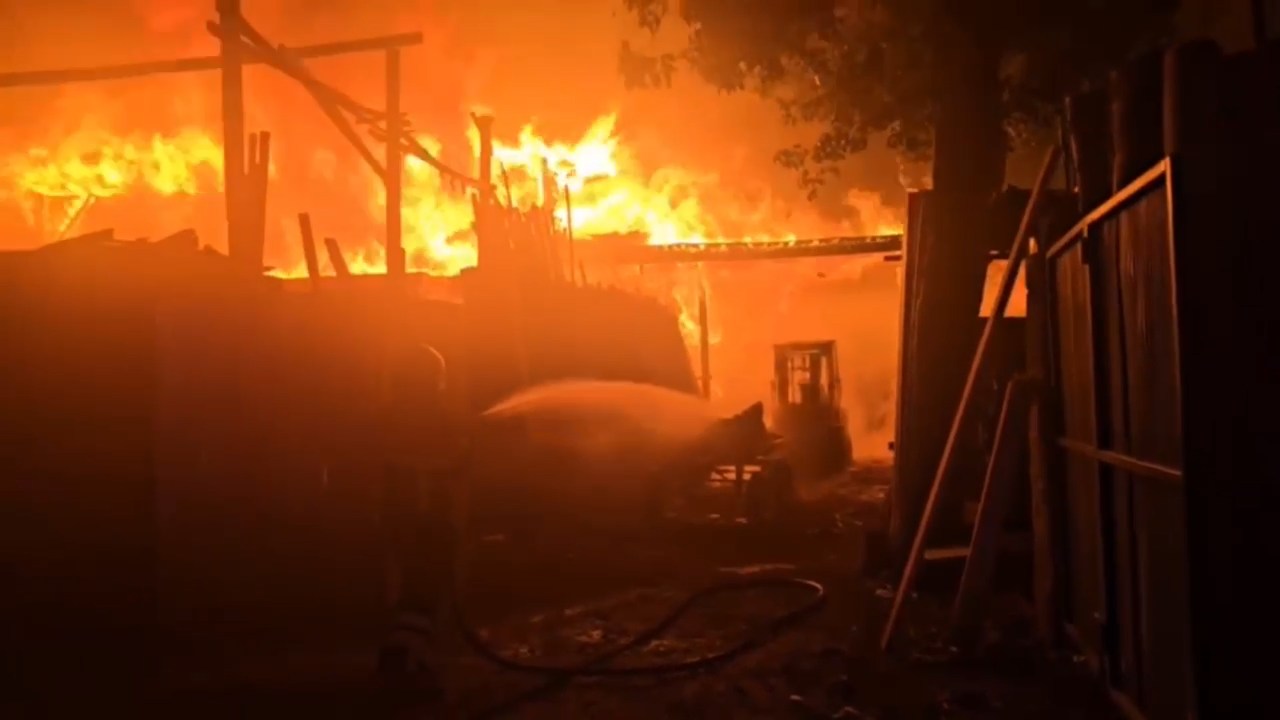 İş yeri yangınında mahsur kalan güvercinler kurtarıldı