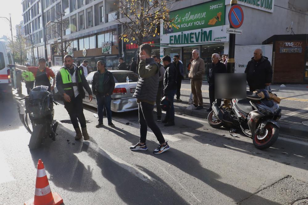 Sivas’ta Motosikletler Zincirleme Kazaya Yol Açtı