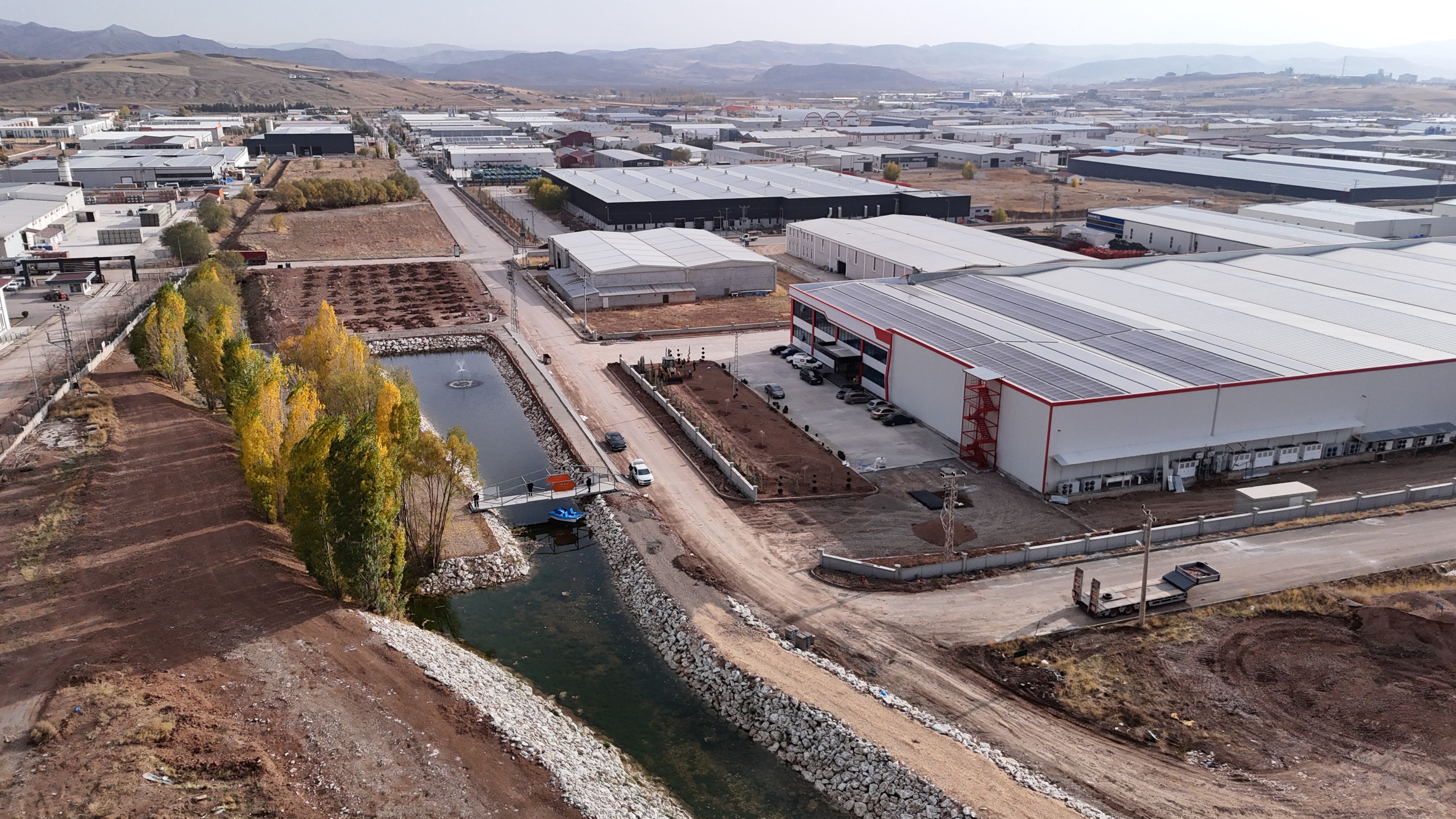 Bir yanda sanayi üretimi yapılıyor, bir yanda doğa korunuyor