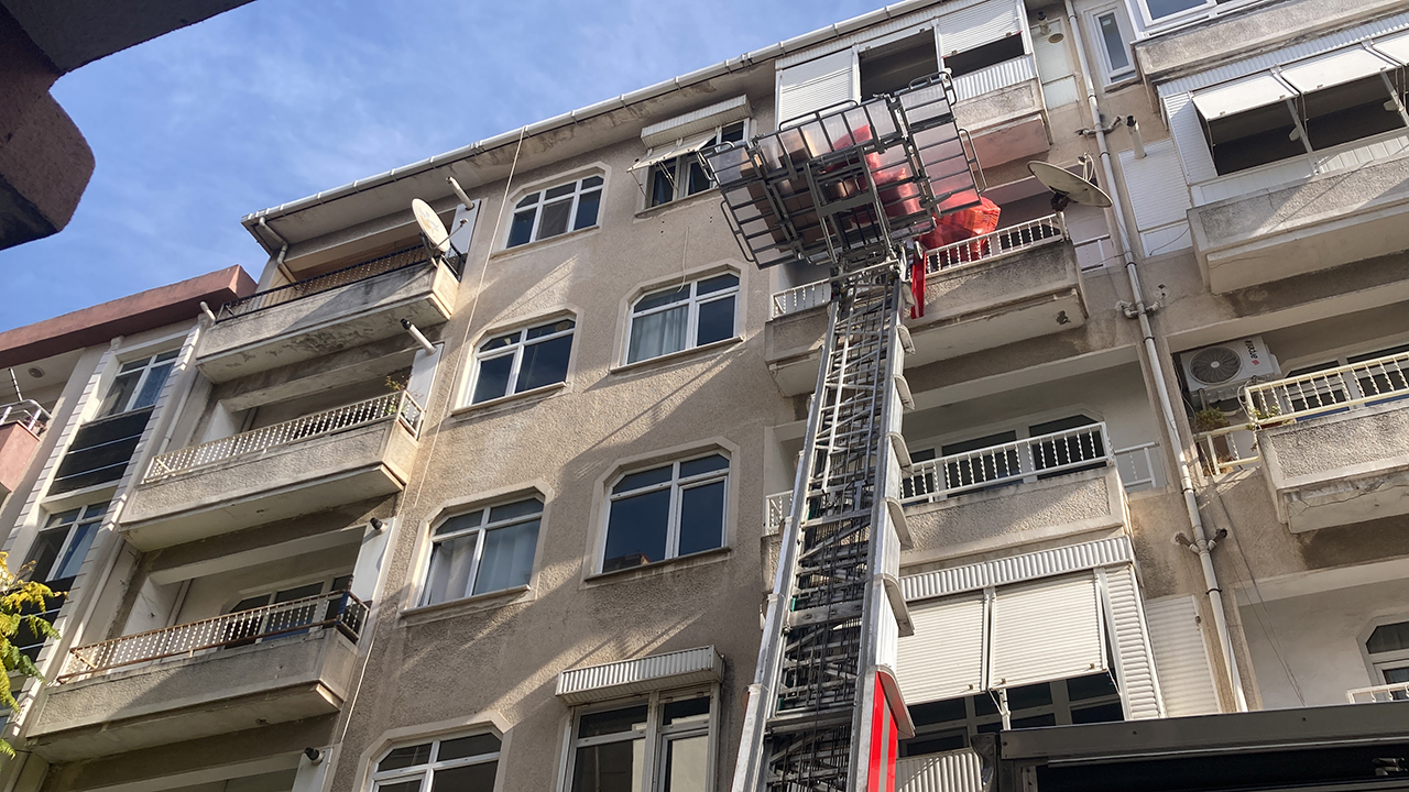 Kolonlarında çatlak belirlenen 5 katlı bina mühürlendi