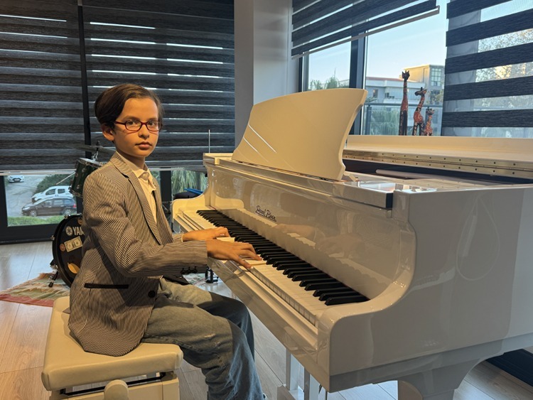 10 yaşında İngiltere'den lise diploması aldı