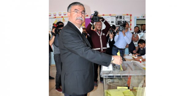 Bakan Yılmaz Oyunu Fevzi Paşa İlkokulu´nda Kullandı