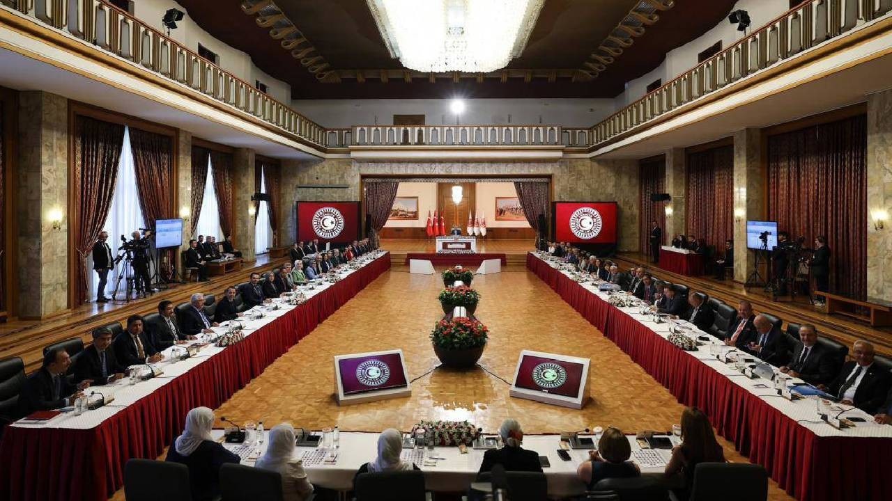 Komisyondan onay çıktı! Terörist elebaşı Öcalan'la görüşülecek!