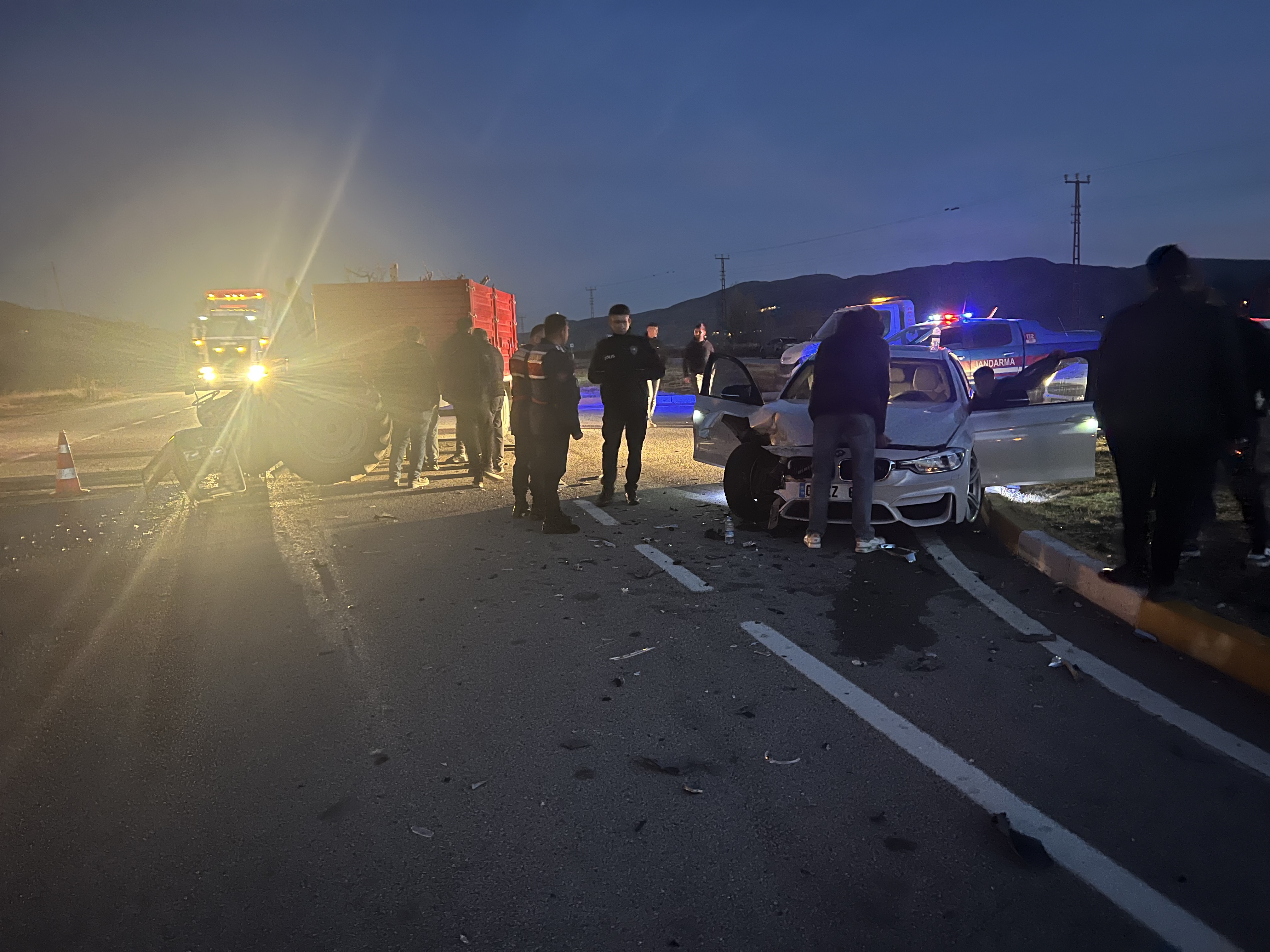 Sivas'ta otomobille traktör çarpıştı!