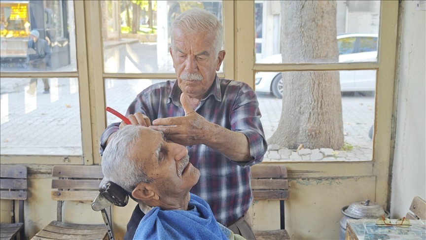 Eline aldığı makası 57 yıldır bırakmıyor