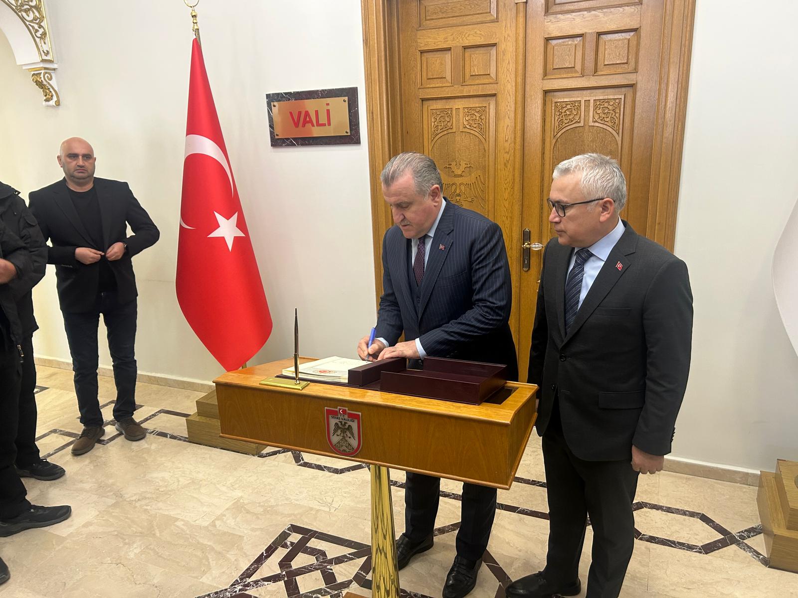 Bakan Bak Sivas'ta "Şeref Defteri"ni İmzaladı!