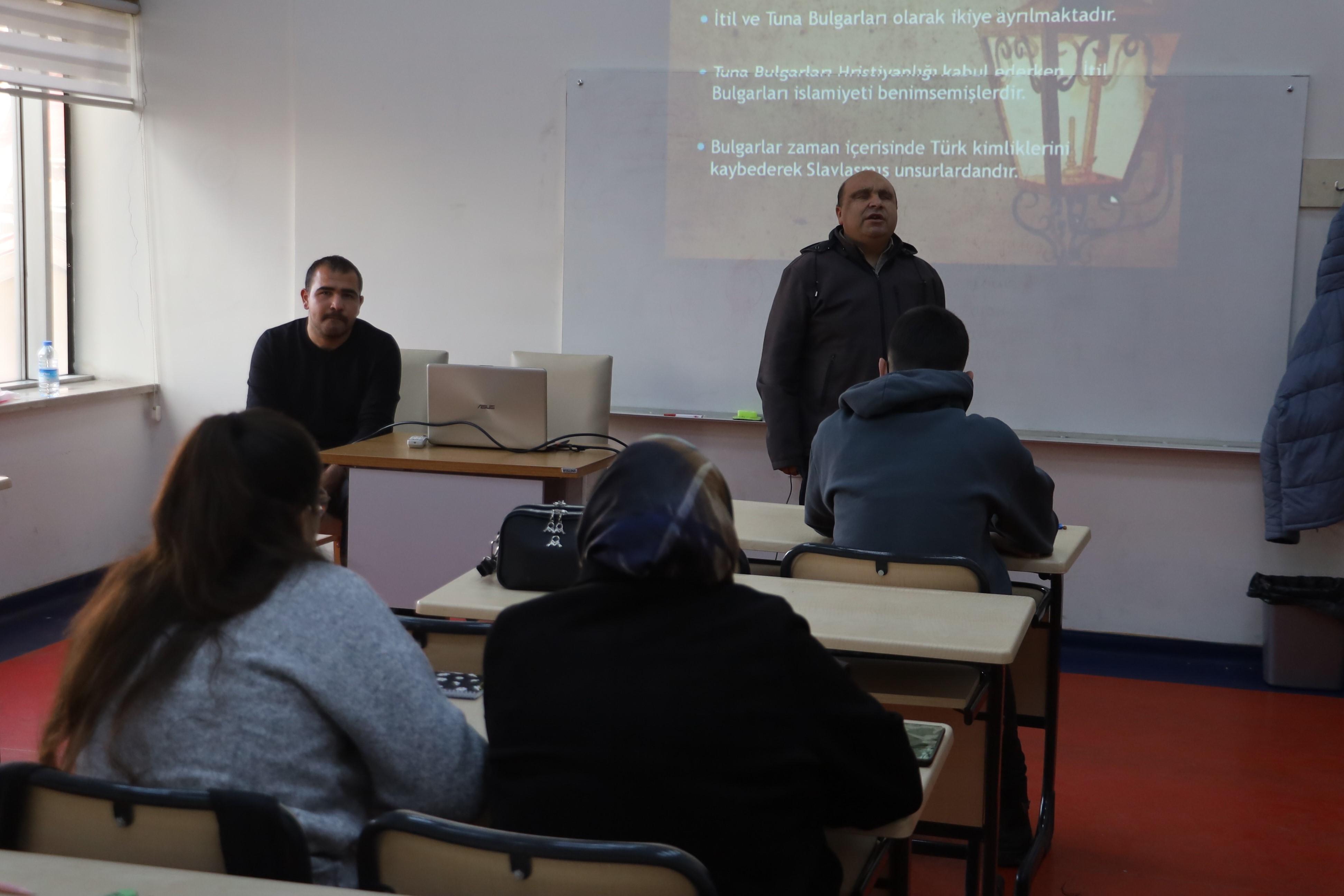 Göz teması olmasa da gönül bağı kurup öğretiyorlar