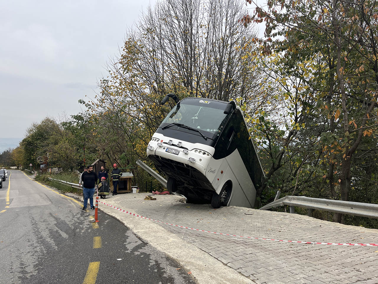 Yokuşta park edilen tur otobüsü, hareket edince şarampole düştü
