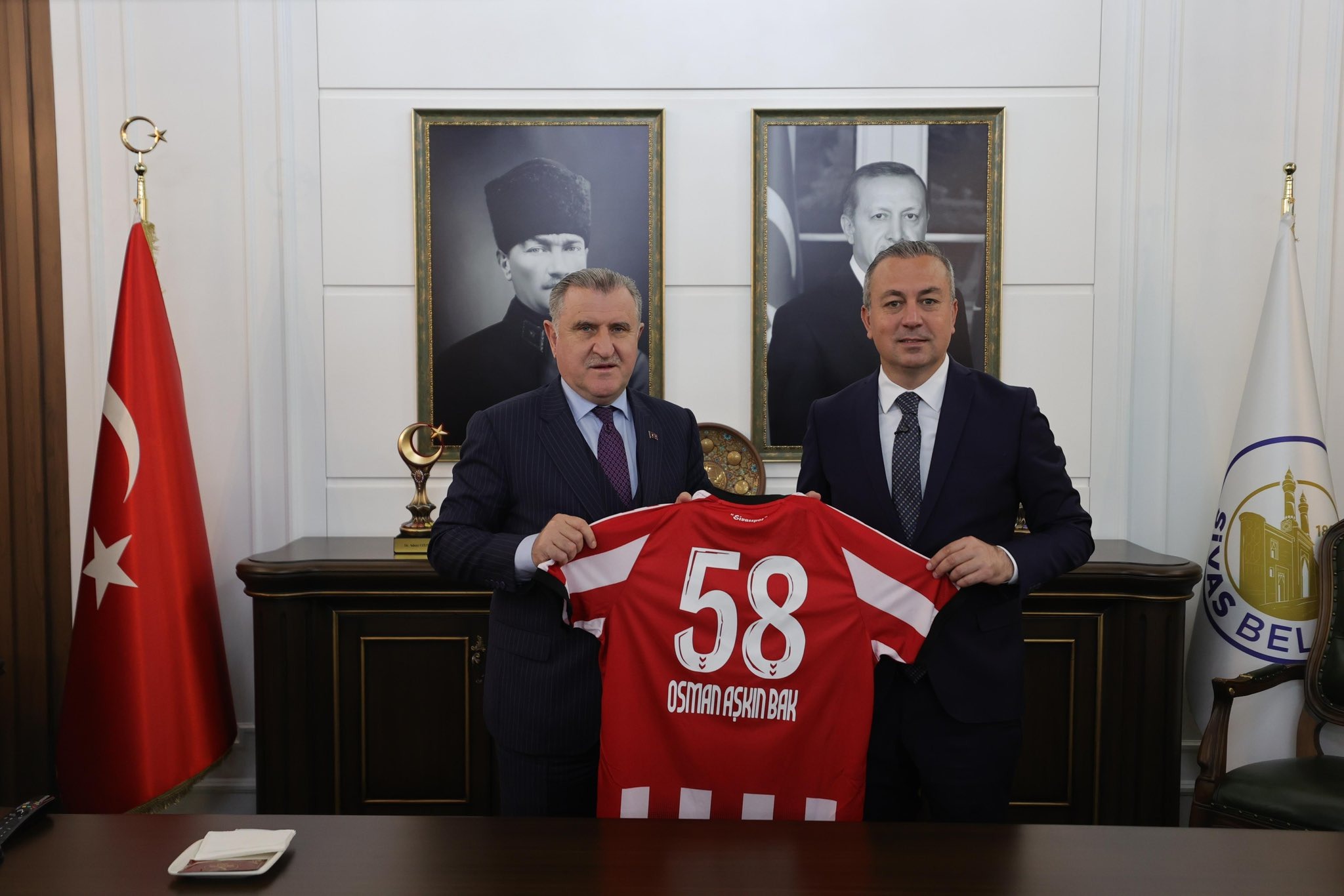 Adem Uzun Bakan Bak'a Sivasspor forması hediye etti!