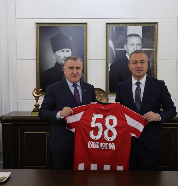 Adem Uzun Bakan Bak'a Sivasspor forması hediye etti!