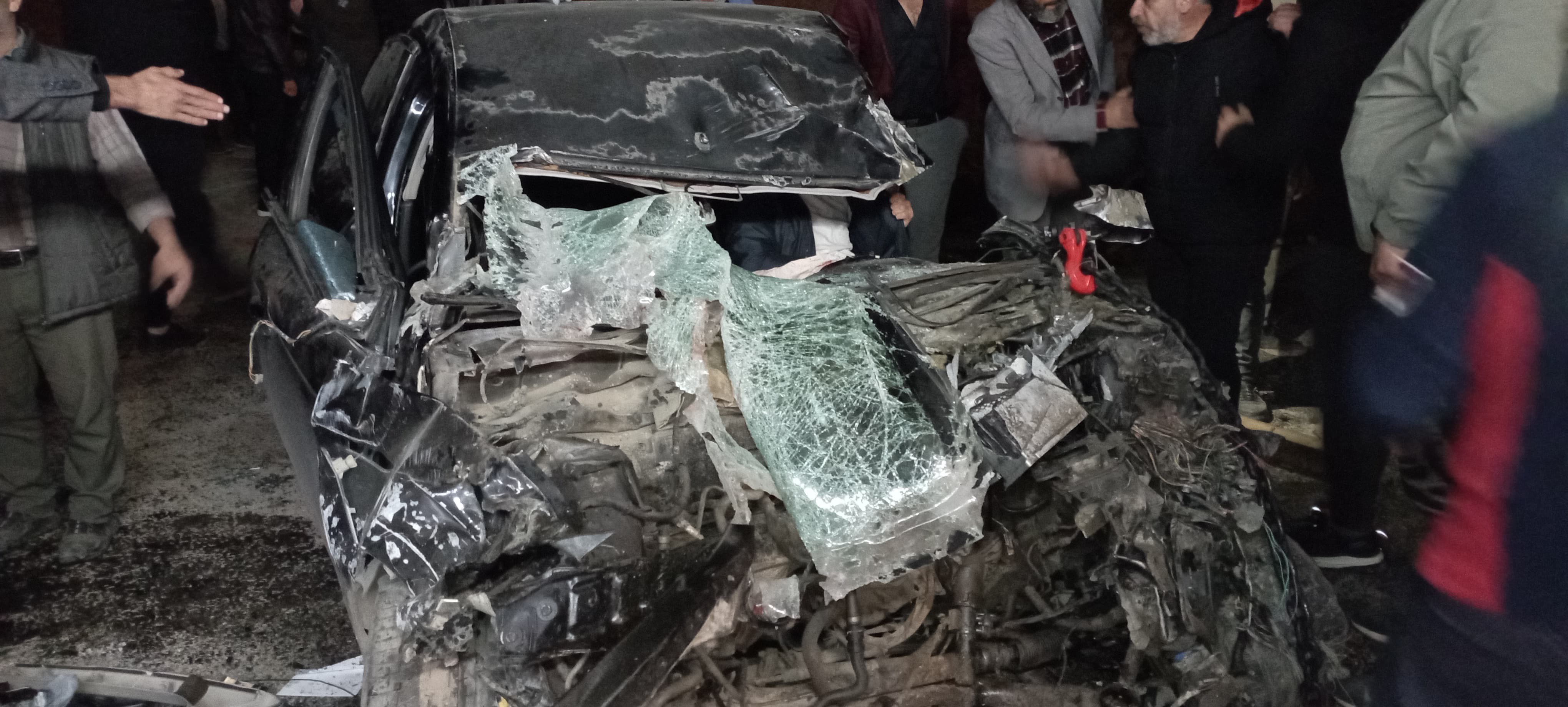 Tokat-Sivas yolunda feci kaza: Araç hurdaya döndü