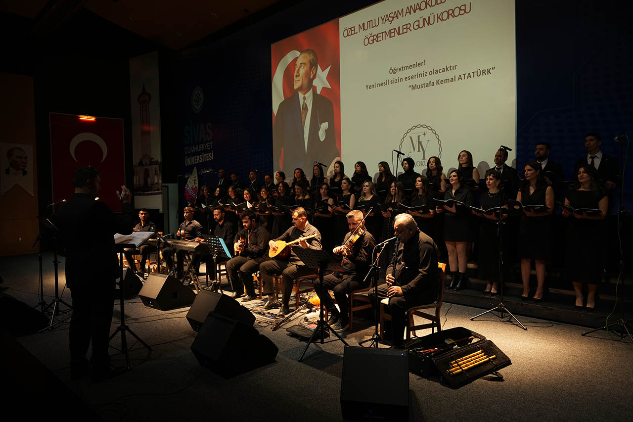 Sivas'ta öğretmen ve velilerinden Öğretmenler Günü'ne özel konser