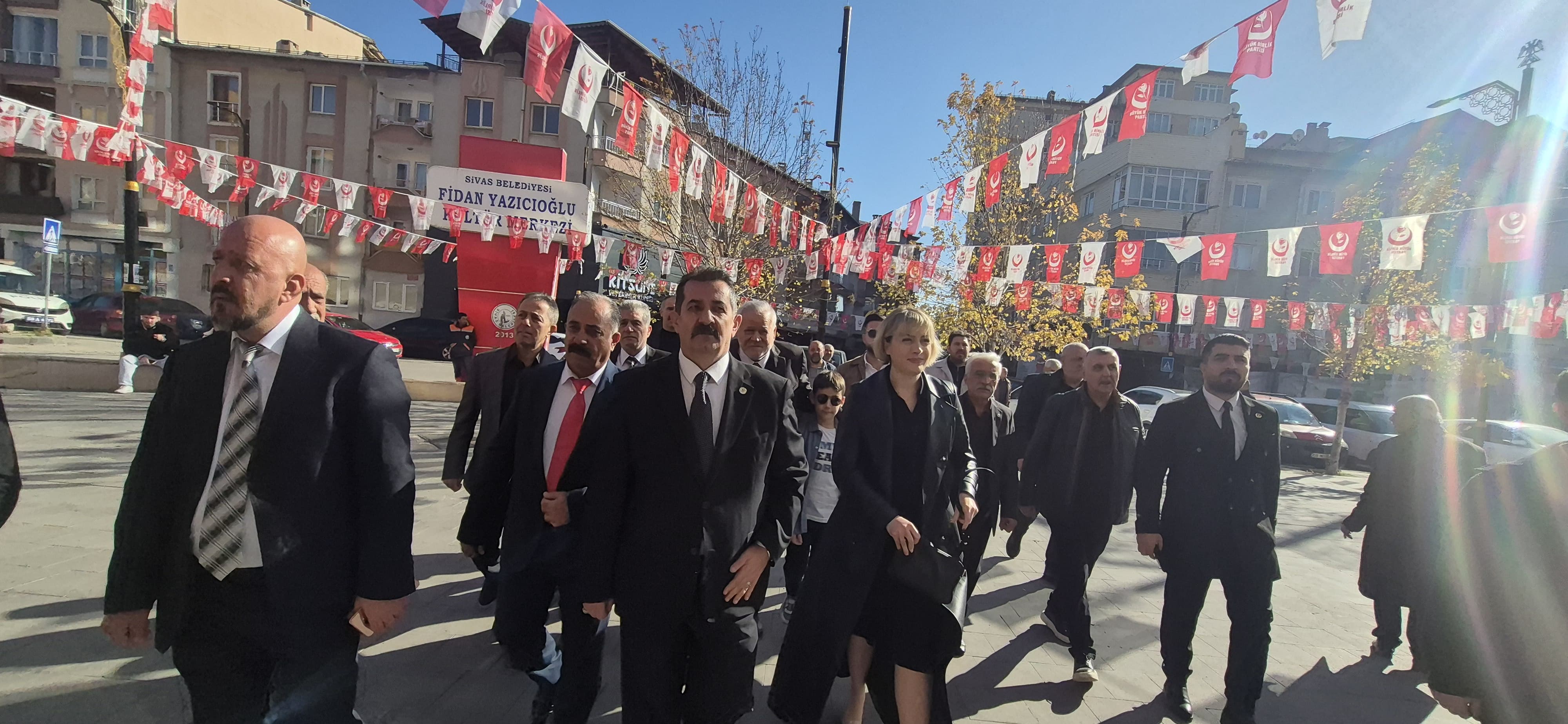 BBP Kongresine Hakan Sezerer Damgası! “Hoş geldin başkan”