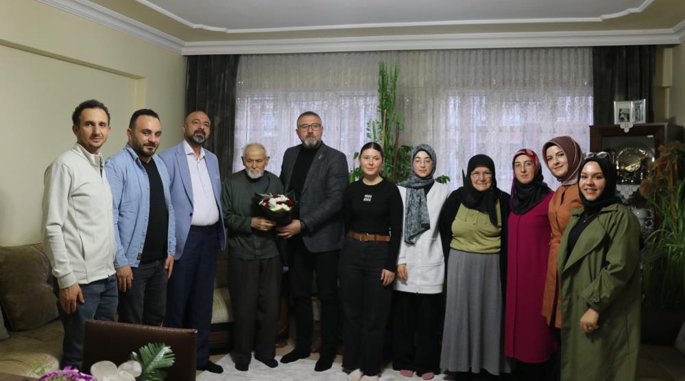 Öğrenciler ve Şehit Yakınları 95 Yaşındaki Öğretmeni Yalnız Bırakmadı
