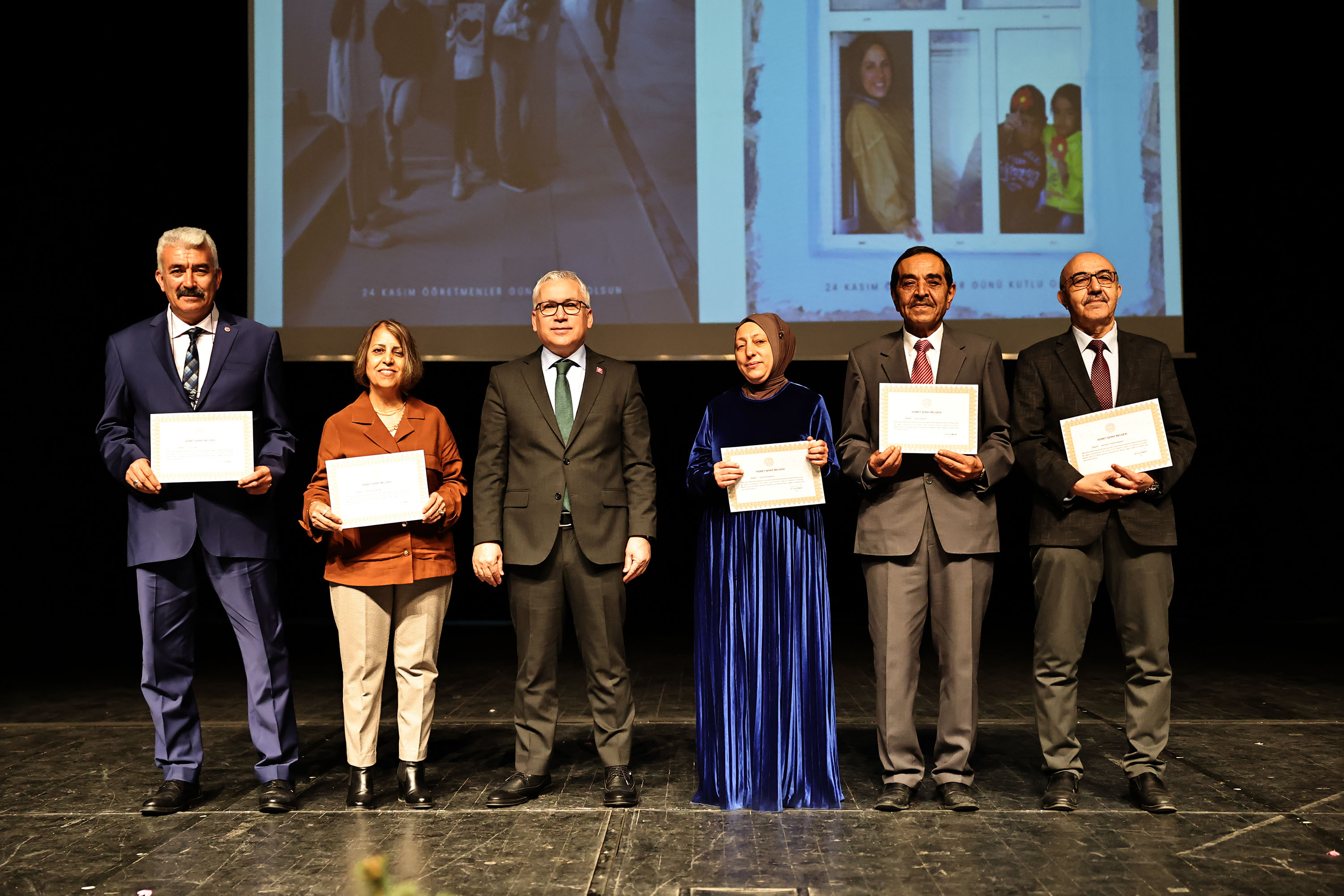 Sivas'ta emekli öğretmenlere Hizmet Şeref Belgesi takdim edildi