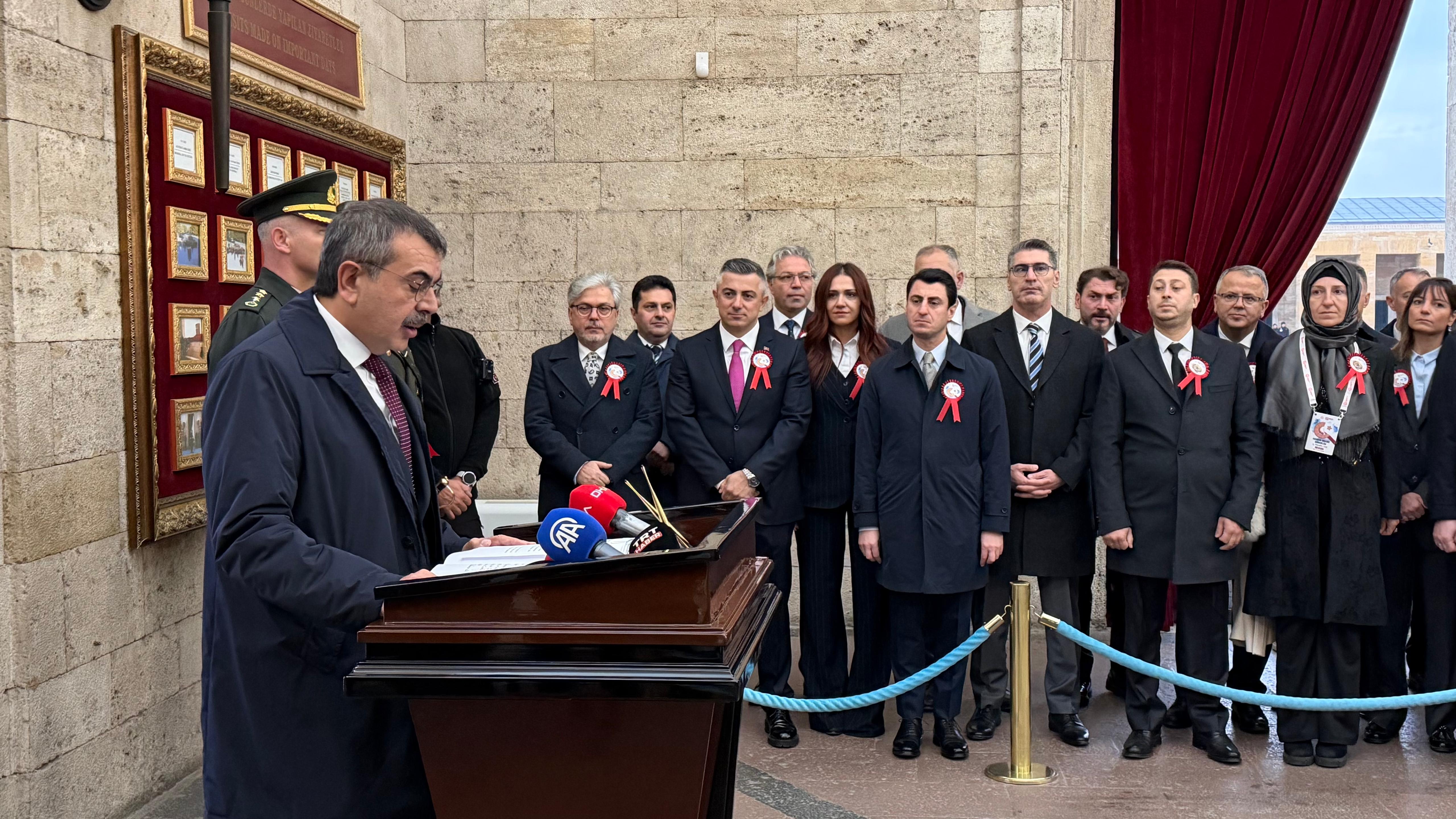 Bakan Tekin, öğretmenlerle Anıtkabir'i ziyaret etti