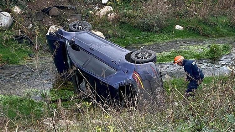 Otomobil, dereye uçtu: 2 yaralı