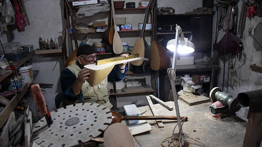 Hem çalıyor, hem üretiyor