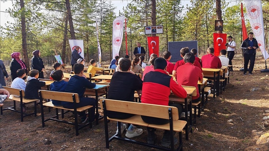 Sınıfı bir günlüğüne ormana taşıdılar