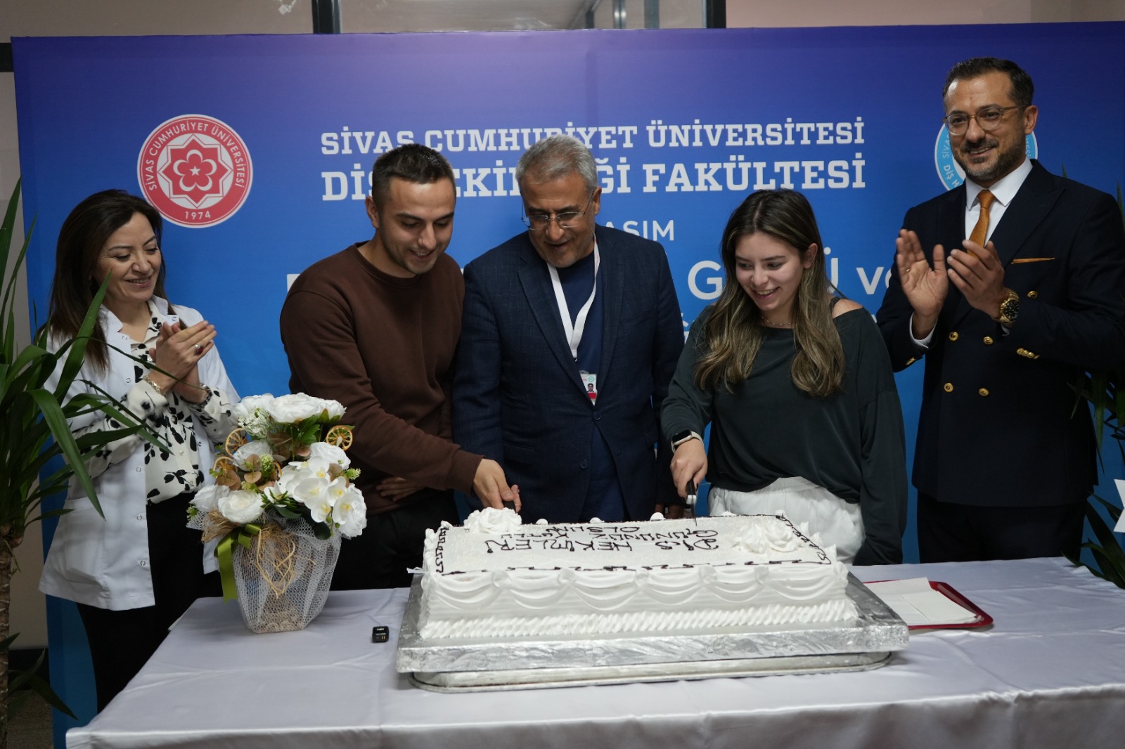Pasta keserek kutladılar