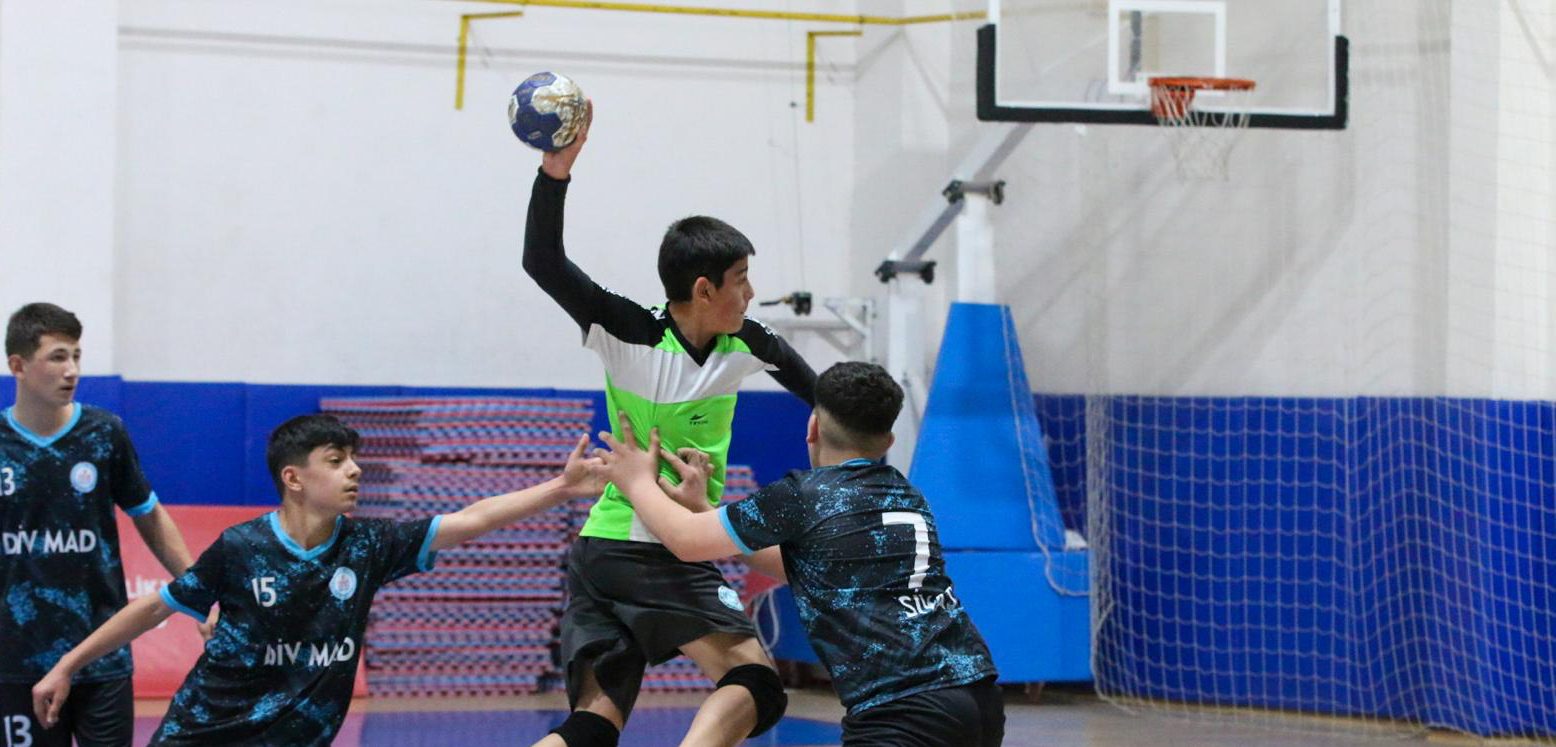 Sivas’ta hentbol coşkusu sürüyor