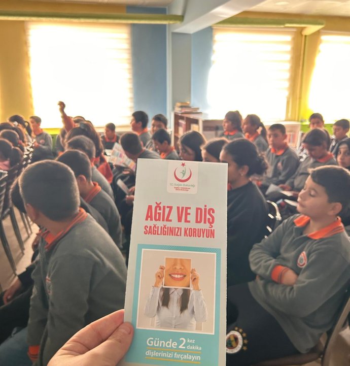 Öğrencilere diş sağlığı eğitimi verildi