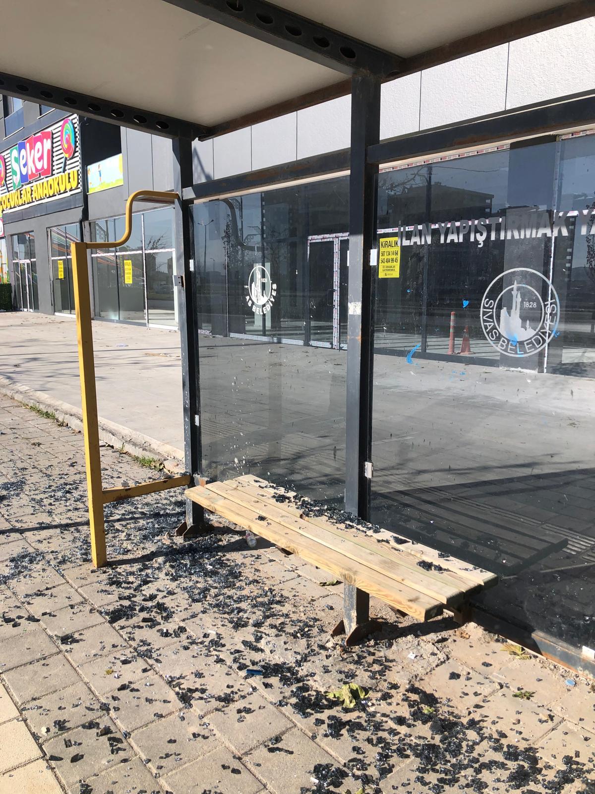 Sivas'ta otobüs duraklarının camlarını kırdılar!