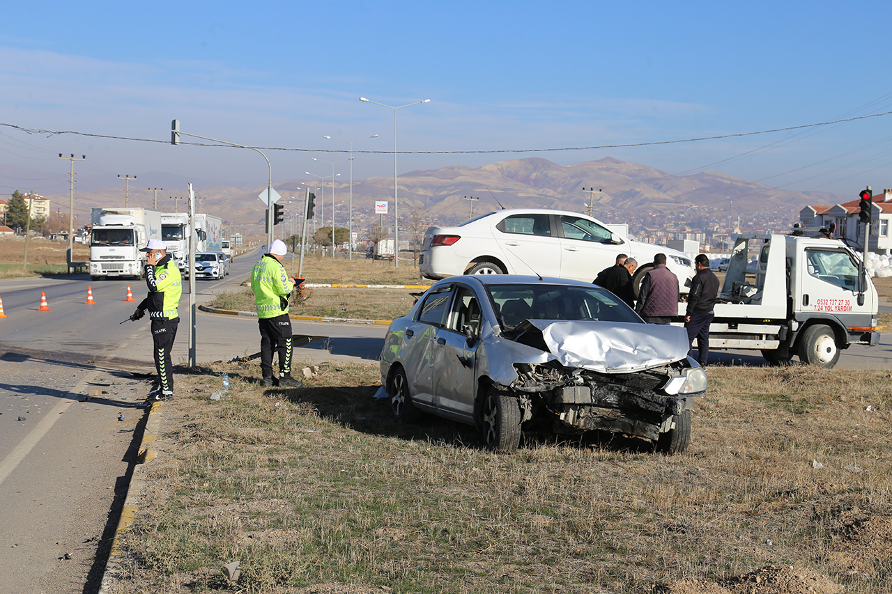 Sivas'ta iki otomobilin çarpıştığı kazada 3 kişi yaralandı