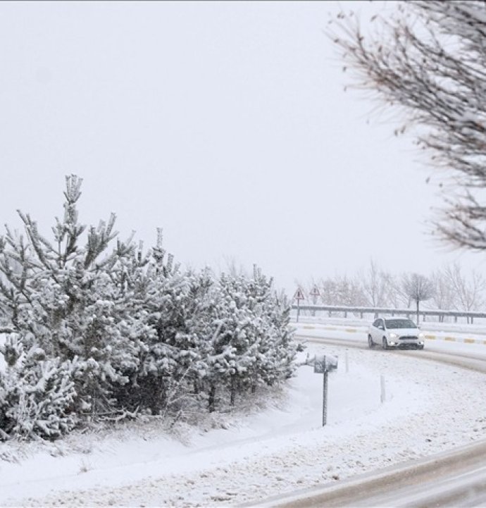 Sivas'a kar yolu gözüktü!