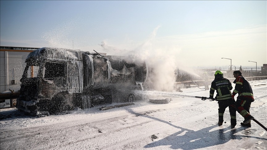Akaryakıt yüklü tanker alev alev yandı