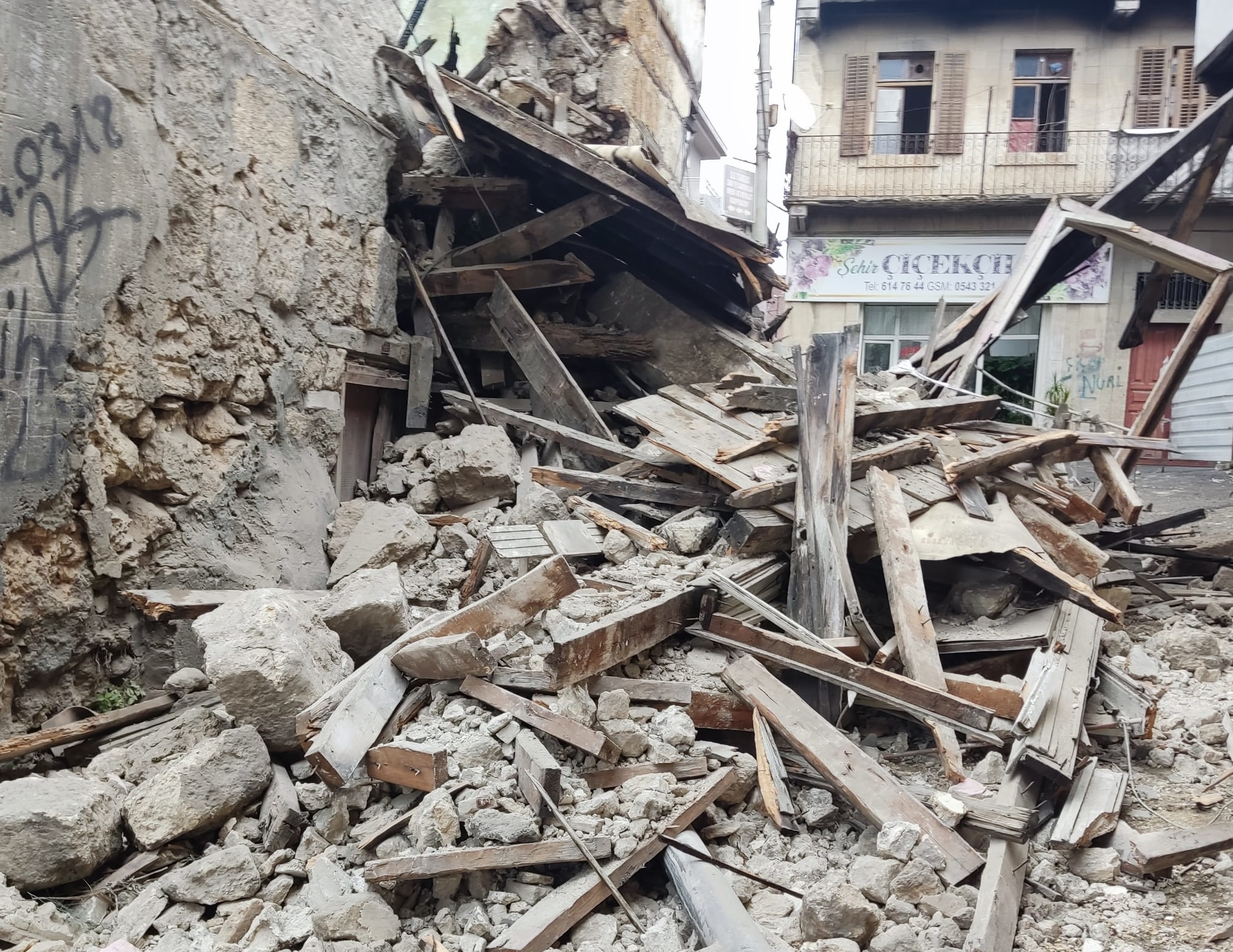 Yangında kullanılamaz hale gelen ev çöktü