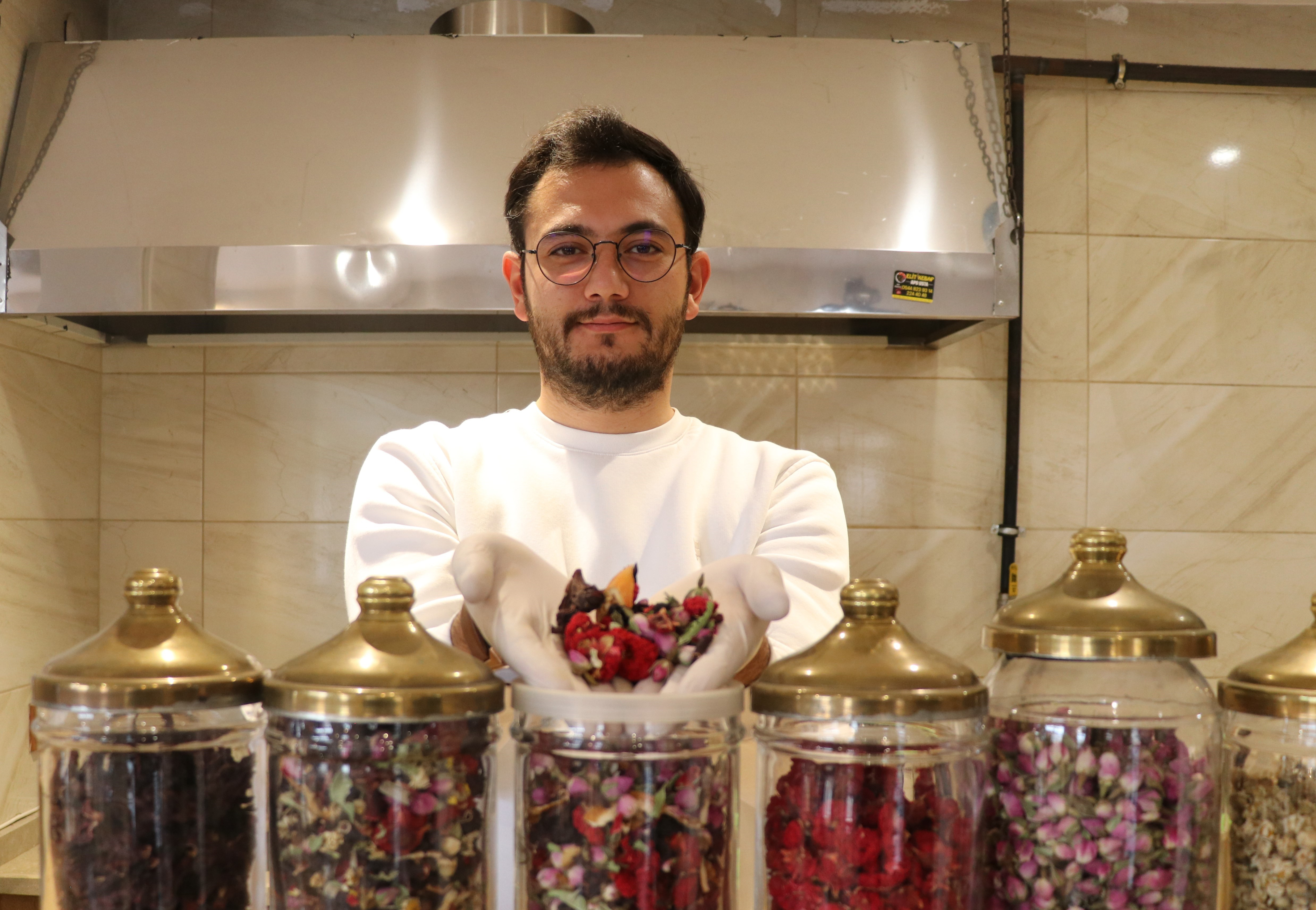 Sivas'ta bu kafede 50 çeşit bitki çayı bulunuyor