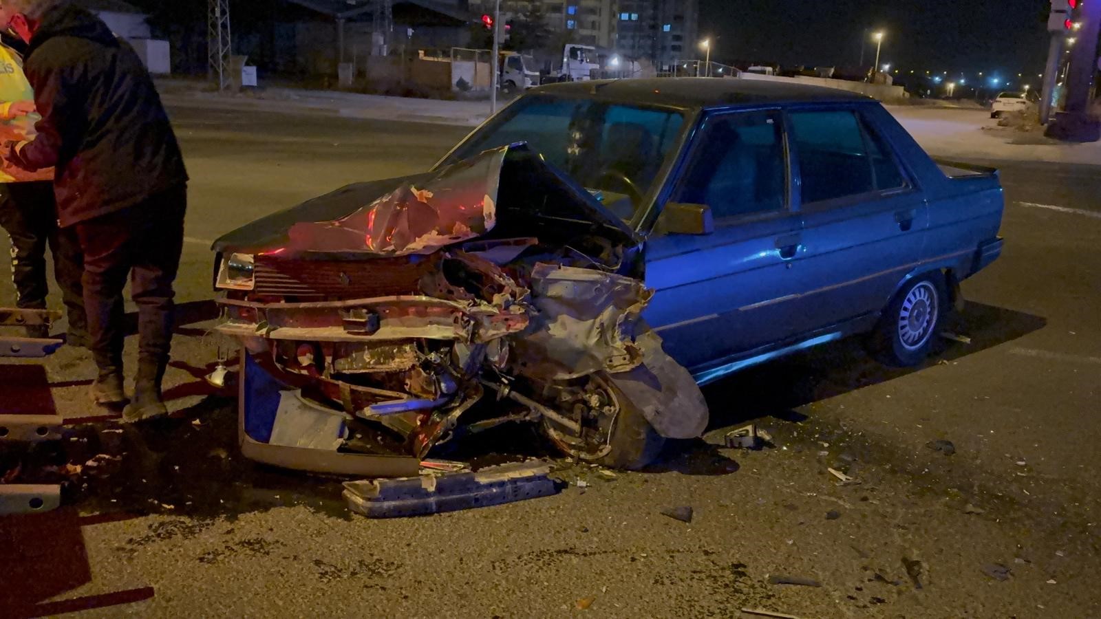 Kavşakta otomobile çarptı, karşı yola geçti