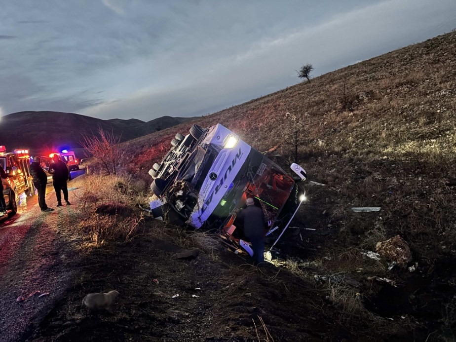 Yolcu otobüsü devrildi: 2 ölü, 21 yaralı