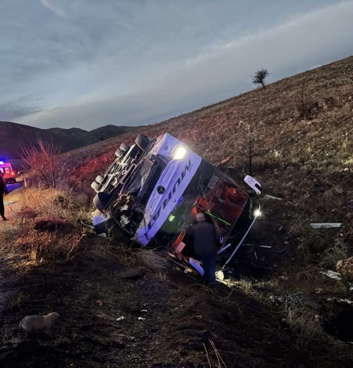 Yolcu otobüsü devrildi: 2 ölü, 21 yaralı