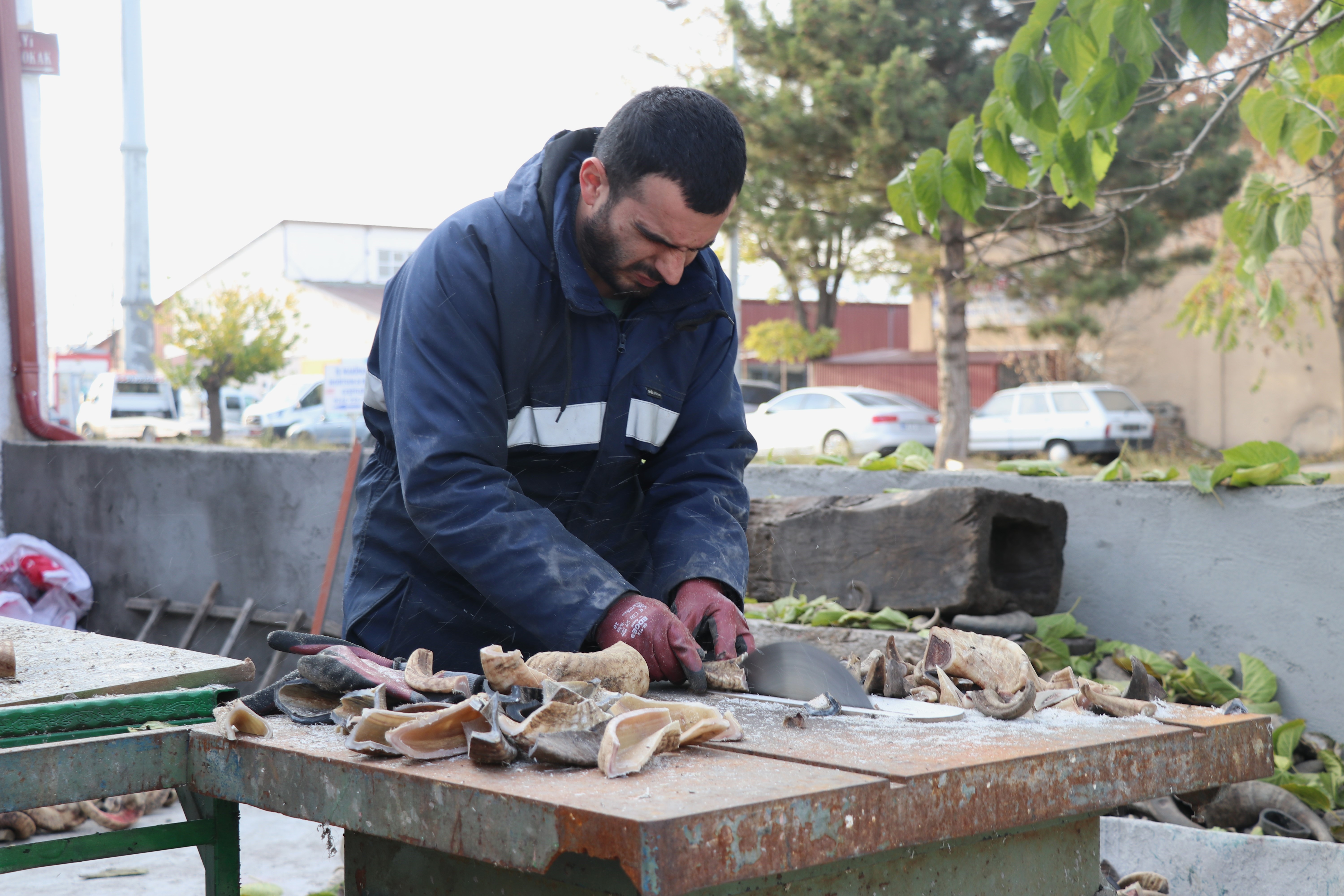 Sivaslı bıçak ustası, yoğun mesai yüzünden kızının yüzünü unuttu
