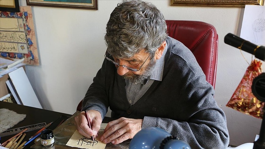 Emekliliğinden sonra öğrendiği hat sanatında yeni ustalar yetiştiriyor