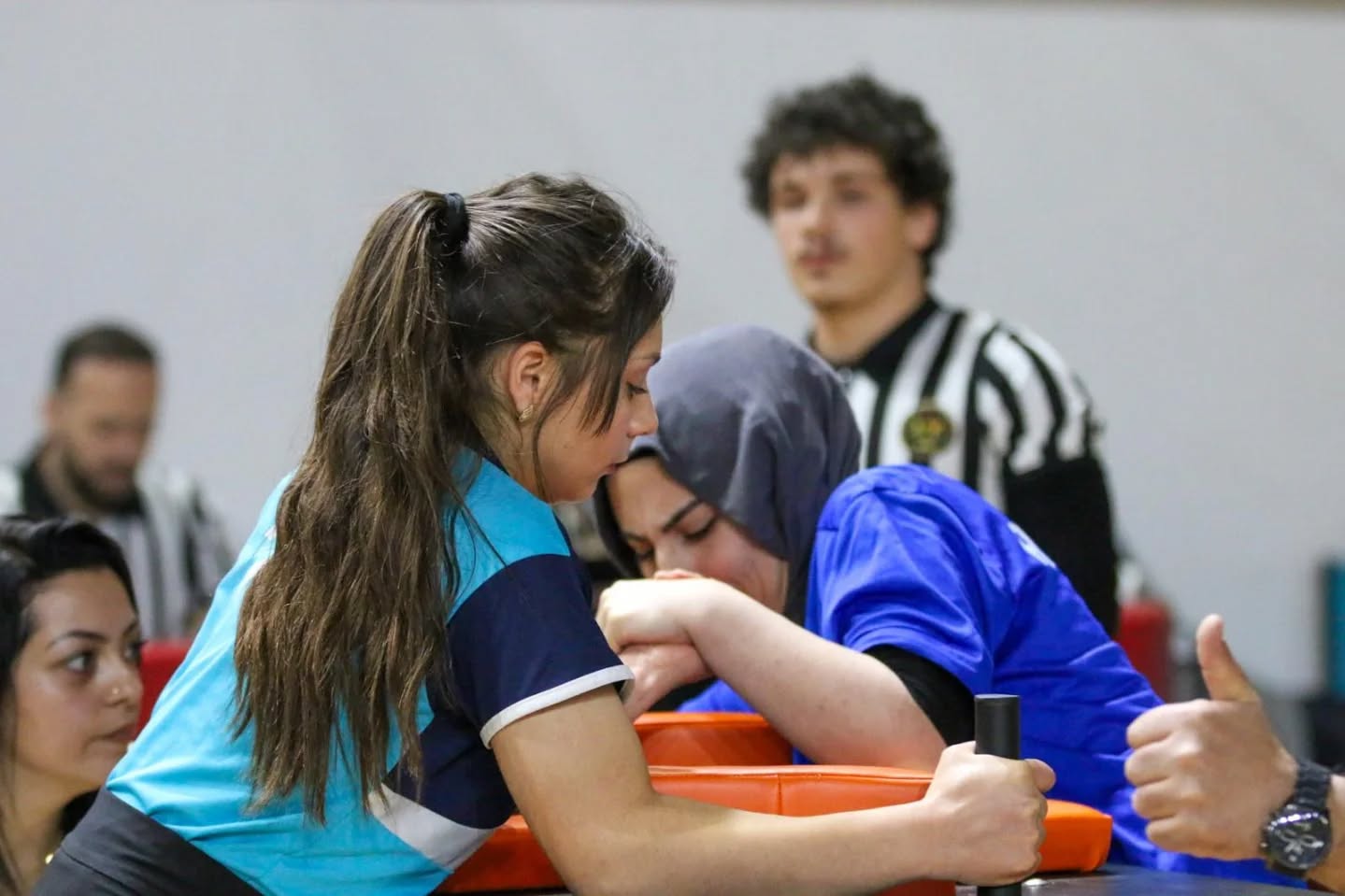 Sivas’ta genç sporcular bilek güreşinde madalya İçin ter döktü