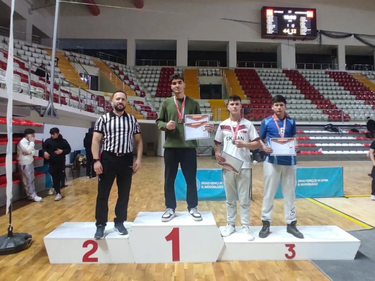 Bilek güreşinde gençler sahne aldı