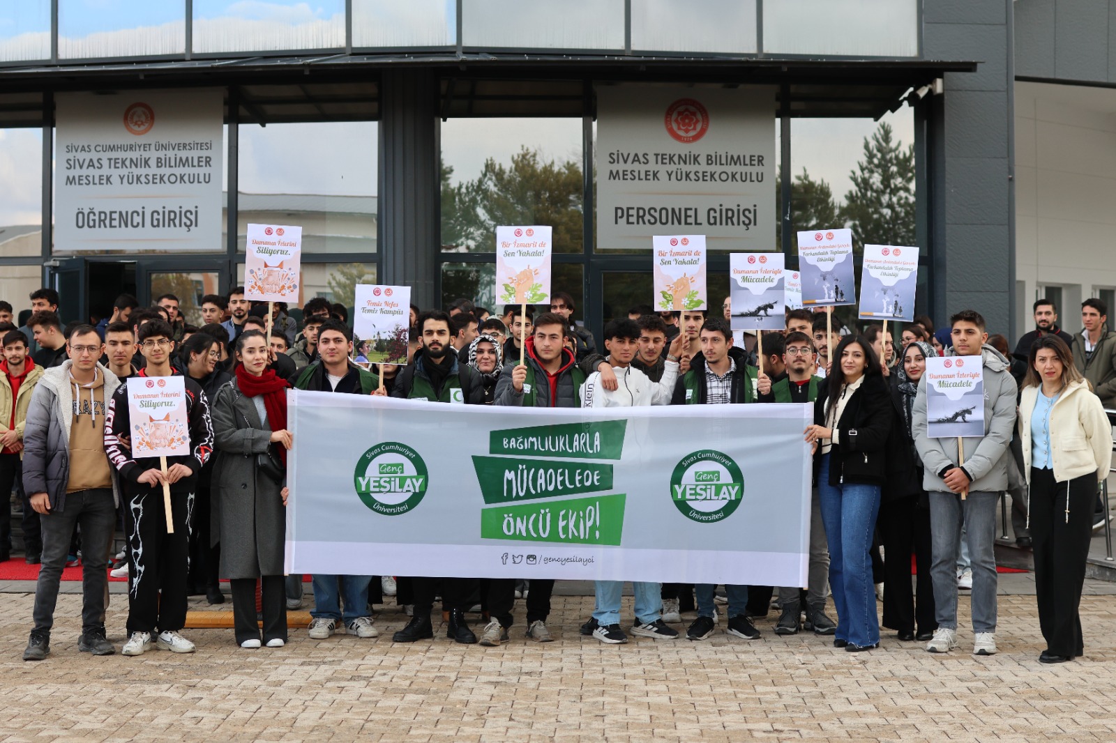 “Dumansız Kampüs” İçin İzmarit Topladılar