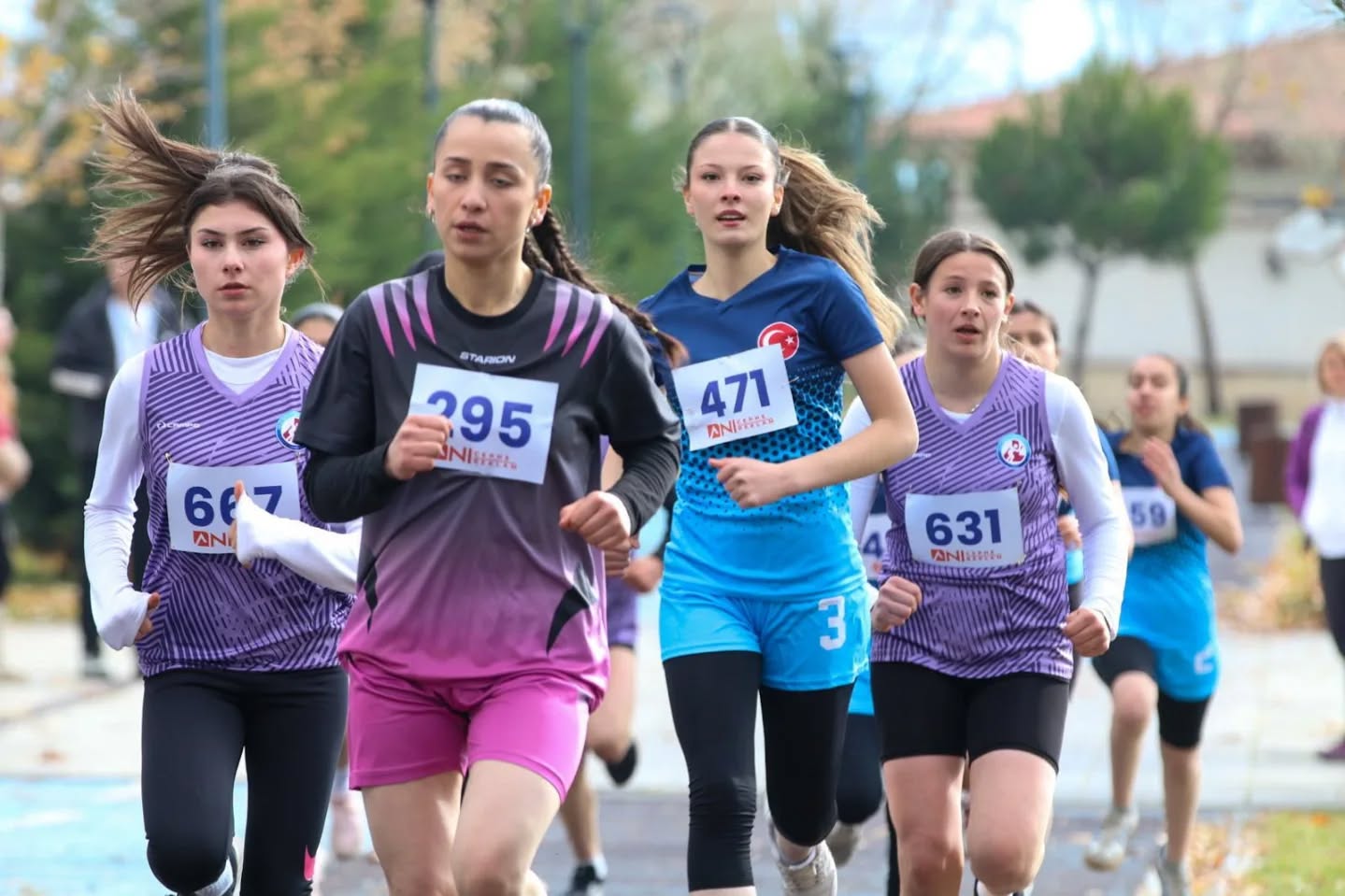 Genç atletler parkura damga vurdu