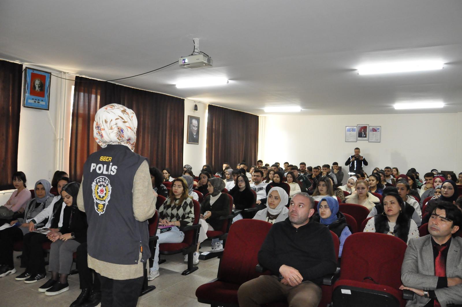 SCÜ'de emniyet ekiplerinden bağımlılık eğitimi